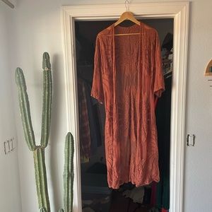 Midi bohemian duster with floral lace pattern. Rust. One size.